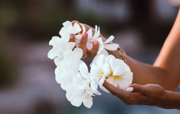 Traditions of the Hawaiian Lei and Its Meanings - YMT Vacations